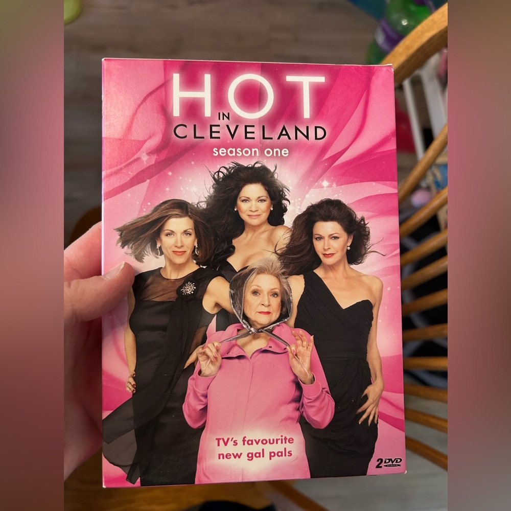 Hot in Cleveland dvd season 1 set Betty White like new
